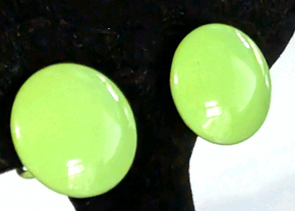 Lime Green Clip-on Earrings 5/8" Vintage Enamel Silver-tone Lightweight Bc33